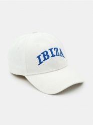 Czapka z daszkiem z haftowanym napisem Ibiza - biały. Białe czapki z daszkiem Sinsay, bez wzorów. Za 19.99 zł.