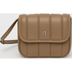 Trussardi torebka kolor beżowy. Brązowe listonoszki TRUSSARDI, bez wzorów, na ramię, pikowane, bez dodatków. Za 669.99 zł.