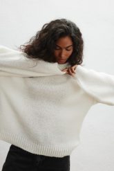 Sweter oversize z bufiastymi rękawami w kolorze ECRU - RIVERO-UNI. Białe swetry Marsala, na lato, bez wzorów, z wełny, bez ramiączek. Za 249.90 zł.