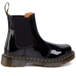Sztyblety Dr. Martens. Czarne botki Dr Martens, bez wzorów, bez obcasa, na płaskiej podeszwie, bez zapięcia. Za 539.99 zł.