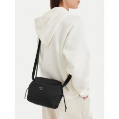 Torebka Roxy. Czarne listonoszki Roxy, bez wzorów, bez dodatków. Za 69.99 zł.