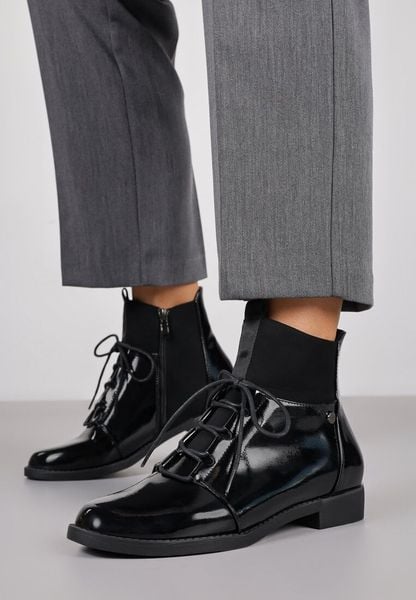 Czarne Sznurowane Lakierowane Botki Vices z Elastycznymi Wstawkami Ganddie. Czarne botki Born2be, bez wzorów, z jeansu, klasyczne, bez obcasa, na płaskiej podeszwie, bez zapięcia. Za 109.99 zł.