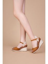 Foreverfolie Sandały w kolorze karmelowym na koturnie rozmiar: 37. Brązowe sandały Foreverfolie, bez wzorów, z otwartym noskiem, bez obcasa, na koturnie, bez zapięcia. Za 121.99 zł.