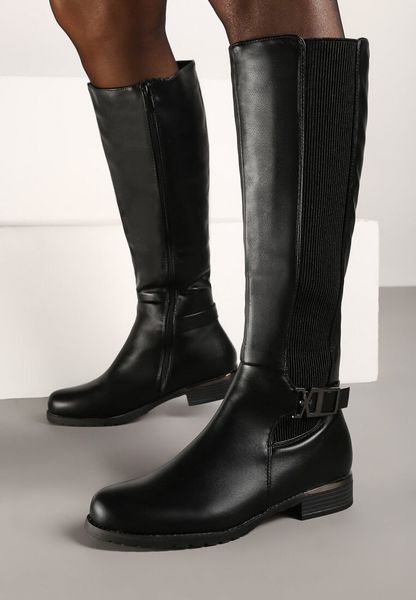 Czarne Płaskie Kozaki w Stylu Muszkieterek z Ozdobną Klamrą Annelis. Czarne kozaki Renee, na zimę, bez wzorów, z dzianiny, eleganckie, z okrągłym noskiem, bez obcasa, na płaskiej podeszwie, bez zapięcia. Za 119.99 zł.