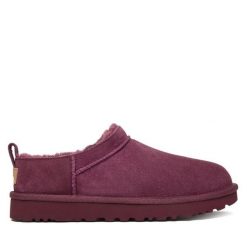 Śniegowce Ugg. Czerwone śniegowce UGG, bez wzorów, bez zapięcia. Za 679.99 zł.