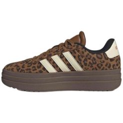 Buty sportowe VL Court Bold dla kobiet adidas. Brązowe buty treningowe adidas, bez wzorów, z materiału, bez zapięcia. Za 381.55 zł.