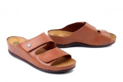 DR. BRINKMANN 700777-21 cognac, klapki damskie. Brązowe klapki Dr. Brinkmann, bez wzorów, ze skóry, bez obcasa, bez zapięcia. Za 195.42 zł.