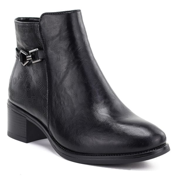Skórzane botki damskie na klocku czarne Jezzi OL23-8. Czarne botki Jezzi, bez wzorów, ze skóry, bez obcasa, bez zapięcia. Za 229.99 zł.