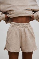 Szorty z dzianiny dresowej w kolorze BEIGE MELANGE - LE PETIT. Brązowe szorty sportowe Marsala, bez wzorów, z bawełny, z podwyższonym stanem, na fitness i siłownię. W wyprzedaży za 49.98 zł.