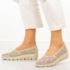 Beżowe ażurowe skórzane półbuty damskie Filippo Dp7694/26. Brązowe półbuty wsuwane Filippo, na lato, w ażurowe wzory, z jeansu, casualowe, bez obcasa. Za 219.00 zł.