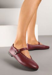 Bordowe Balerinki w Stylu Mary Jane ze Zdobieniem z Nitami Fennriva. Czerwone baleriny Renee, z aplikacjami, z jeansu, eleganckie, bez obcasa, na płaskiej podeszwie, bez zapięcia. Za 59.99 zł.