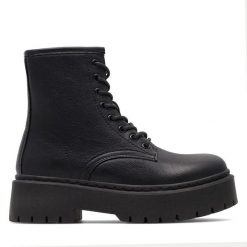 Botki DeeZee. Czarne botki DeeZee, bez wzorów, bez obcasa, na płaskiej podeszwie, bez zapięcia. Za 139.99 zł.