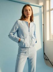 Kurtka bomber z domieszką wiskozy i lnu - niebieski. Niebieskie kurtki Sinsay, l, bez wzorów, z wiskozy, bez kaptura. Za 69.99 zł.