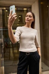 Prążkowany sweter z bufiastymi rękawami beżowy. Brązowe swetry MOODO, xl, bez wzorów, prążkowane, bez ramiączek. Za 109.99 zł.