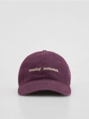 Czapka z daszkiem - ciemnofioletowy. Fioletowe czapki z daszkiem Reserved, bez wzorów. Za 59.99 zł.