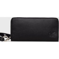 Calvin Klein Jeans portfel damski kolor czarny. Czarne portfele Calvin Klein Jeans, bez wzorów, z jeansu. Za 299.99 zł.