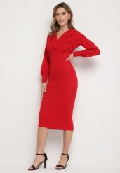 Czerwona Dopasowana Sukienka Koktajlowa z Kopertowym Dekoltem Redalia. Czerwone sukienki Born2be, na imprezę, l, bez wzorów, eleganckie, bez kołnierzyka, bez ramiączek, midi, dopasowane. W wyprzedaży za 118.99 zł.