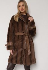 Brązowy Futrzany Płaszcz z Wiązanym Paskiem i Ozdobnymi Sprzączkami Felryna. Brązowe płaszcze Born2be, l, bez wzorów, z futra, eleganckie, bez kaptura. Za 299.99 zł.