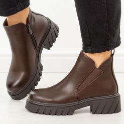 Brązowe botki damskie S.Barski 8135. Brązowe botki S.BARSKI, bez wzorów, z dzianiny, casualowe, z okrągłym noskiem, bez obcasa, bez zapięcia. Za 239.00 zł.
