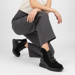 Botki damskie S. Barski, na koturnie z gumą w cholewce lakierowanej ze skóry, czarne, MR52-106. Czarne botki S.BARSKI, z aplikacjami, z gumy, eleganckie, bez obcasa, na koturnie, bez zapięcia. Za 239.00 zł.