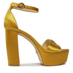 Sandały Guess. Żółte sandały Guess, z aplikacjami, bez obcasa, na słupku, bez zapięcia. Za 559.99 zł.
