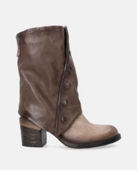 SKÓRZANE BOTKI DAMSKIE W KOLORZE BRĄZOWYM O018LEBEOBB017. Brązowe botki Venezia, bez wzorów, ze skóry, bez obcasa, bez zapięcia. Za 1,259.00 zł.