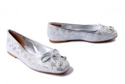 ARTIKER RELAKS 56C2180 biały/srebrny, baleriny damskie. Białe baleriny Artiker Relaks, bez wzorów, ze skóry, bez obcasa, bez zapięcia. Za 259.90 zł.