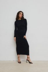 Sukienka z marszczeniami w kolorze TOTALLY BLACK - PIURA-S/M. Czarne sukienki Marsala, na spotkanie biznesowe, m, bez wzorów, z elastanu, eleganckie, bez kołnierzyka, bez ramiączek, maxi. Za 429.90 zł.