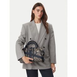 Torebka Guess. Niebieskie torebki klasyczne Guess, z aplikacjami, bez dodatków. Za 674.99 zł.