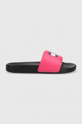 Tommy Jeans klapki en0en02063 wmns print pool slide damskie kolor różowy. Czerwone klapki Tommy Jeans, z aplikacjami, z gumy, bez obcasa, bez zapięcia. Za 229.99 zł.