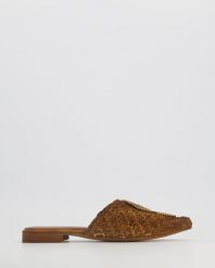 KLAPKI Z OZDOBĄ CHANEL01 UNC CUO. Klapki Venezia, z aplikacjami, bez obcasa, bez zapięcia. Za 529.00 zł.