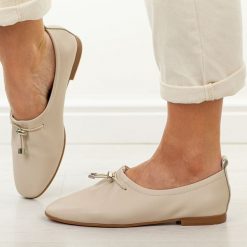 Beżowe skórzane półbuty damskie T.Sokolski w26-236. Brązowe półbuty wsuwane Sokolski, na jesień, bez wzorów, z jeansu, casualowe, bez obcasa. W wyprzedaży za 251.10 zł.