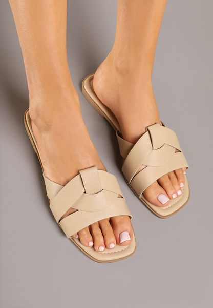 Ciemnobeżowe Klapki Ozdobione Geometryczną Cholewką Orrona. Brązowe klapki Renee, bez wzorów, z jeansu, klasyczne, bez obcasa, na płaskiej podeszwie, bez zapięcia. Za 59.99 zł.