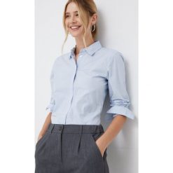 Tommy Hilfiger koszula bawełniana damska regular z kołnierzykiem klasycznym. Niebieskie koszule Tommy Hilfiger, z aplikacjami, z bawełny, klasyczne, bez kołnierzyka, bez ramiączek. W wyprzedaży za 324.99 zł.