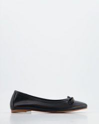 BALERINY DAMSKIE 21655 BLACK. Czarne baleriny Venezia, bez wzorów, ze skóry, bez obcasa, bez zapięcia. Za 199.00 zł.
