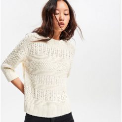 Sweter z ozdobnymi splotami - Kremowy. Swetry marki Reserved. W wyprzedaży za 49.99 zł.