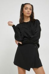 Only koszula damska kolor czarny. Czarne koszule ONLY, l, bez wzorów, bez kołnierzyka, bez ramiączek. W wyprzedaży za 124.99 zł.