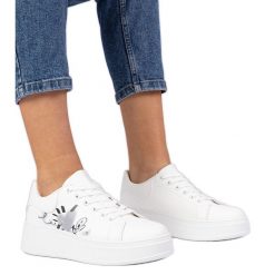 Białe sneakersy trampki sportowe damskie z nadrukiem. Białe trampki bez wzorów, z syntetyku, sportowe, bez zapięcia. Za 84.03 zł.