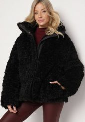 Czarna Futrzana Kurtka o Prostym Kroju z Kieszeniami i Stójką Edallira. Czarne kurtki Born2be, l, bez wzorów, z futra, eleganckie, bez kaptura. W wyprzedaży za 153.99 zł.