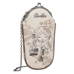 Etui na okulary damskie Anekke, z dekoracyjnym nadrukiem i metalowym logo zamykane na zatrzask z ozdobnym łańcuszkiem łączy praktyczność z oryginalny. Torebki klasyczne Anekke, bez wzorów, eleganckie, na ramię, z nadrukiem, bez dodatków. Za 129.00 zł.