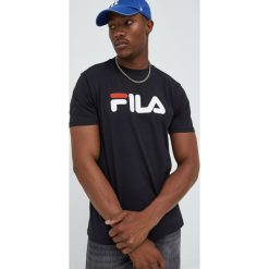 Fila t-shirt bawełniany kolor czarny z nadrukiem. Czarne t-shirty Fila, l, bez wzorów, z bawełny, bez kołnierzyka, bez ramiączek. W wyprzedaży za 95.99 zł.