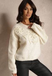 Beżowy Sweter o Pudełkowym Kroju z Kwiatową Aplikacją Zdobioną Perełkami Hedilie. Brązowe swetry Renee, z aplikacjami, biznesowe, bez ramiączek. W wyprzedaży za 143.99 zł.