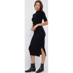 Calvin Klein sukienka wełniana kolor czarny maxi prosta. Czarne sukienki Calvin Klein, na co dzień, l, bez wzorów, z dzianiny, bez kołnierzyka, bez ramiączek, maxi, proste. Za 749.99 zł.