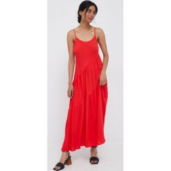 Dkny sukienka kolor czerwony maxi rozkloszowana. Czerwone sukienki DKNY, l, bez wzorów, z tkaniny, bez kołnierzyka, bez ramiączek, maxi, dopasowane. Za 669.99 zł.