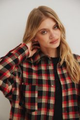 Koszula typu oversize w CZERWONĄ KRATĘ - RENO-UNI. Czerwone koszule Marsala, m, bez wzorów, z tkaniny, klasyczne, bez kołnierzyka, bez ramiączek. Za 549.90 zł.