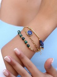 Pierres de Jade Pozłacana bransoletka z elementami ozdobnymi rozmiar: onesize. Niebieskie bransoletki Pierres de Jade, z lazurytem, pozłacane. Za 93.07 zł.