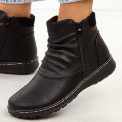 Czarne botki damskie Vinceza 87725. Czarne botki VINCEZA, bez wzorów, ze skóry, biznesowe, z okrągłym noskiem, bez obcasa, bez zapięcia. Za 179.00 zł.