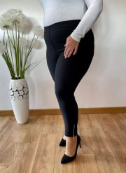Czarne spodnie chinosy Nina z zamkami 7/8 PLUS SIZE XXL. Czarne chinosy Nasi partnerzy, bez wzorów, z elastanu, biznesowe, krótkie. Za 159.90 zł.