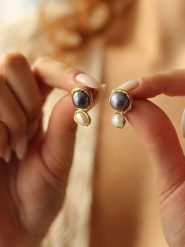 Pierres delicates Pozłacane kolczyki-wkrętki z perłami i masą perłową rozmiar: onesize. Białe kolczyki Pierres delicates, z perłą, pozłacane. Za 52.99 zł.