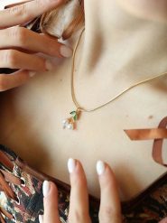 Pierres delicates Pozłacany naszyjnik z zawieszką - dł. 45 cm rozmiar: onesize. Białe naszyjniki Pierres delicates, z materiału, z cyrkonią, pozłacane. Za 43.99 zł.